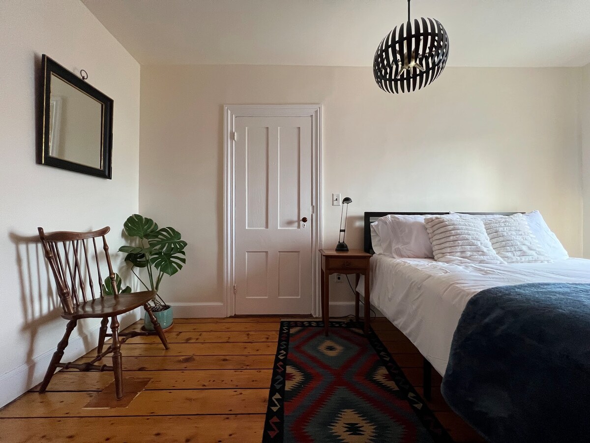 „Оранжевата стая“ осигурява отлично осветление през целия ден и изглед към задния двор. 