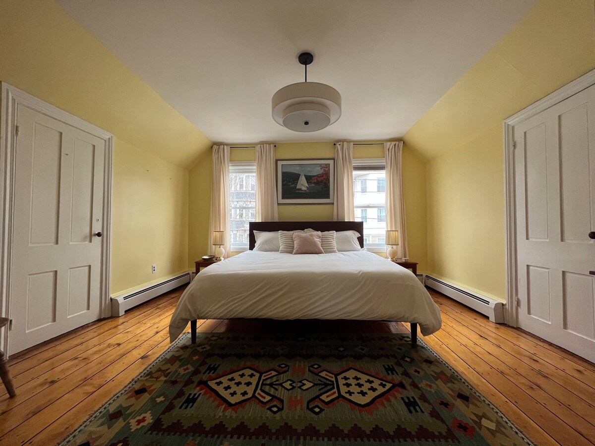 Основната спалня разполага с автентичен ръчен килим, матрак Nectar с кралски размери, пухкав утешител и уютни чаршафи. 