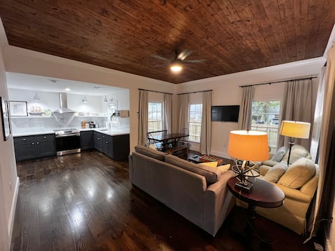 Popular Airbnb listing: Downtown Bradenton & close to Beaches, quiet area in North Port / Bradenton / Sarasota