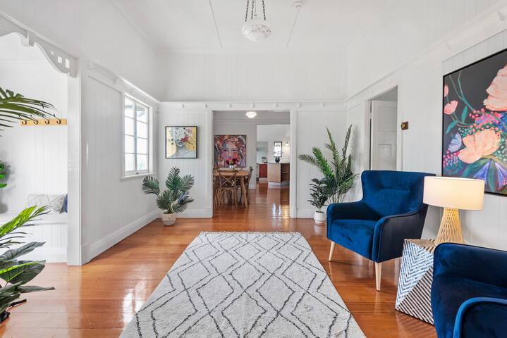 Charming 5BR Family Home w/Pool 10min from Airport gallery image 4