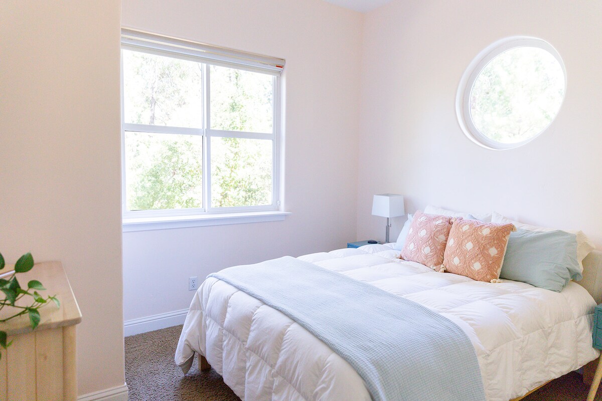 Dhoma kryesore e gjumit përfshin pamje të kopshtit dhe pyllit me privatësi dhe hije të errëta sipas nevojës (dritarja e rrumbullakët nuk ka hije të errët, edhe pse vetëm dielli i mëngjesit do të shkëlqejë).