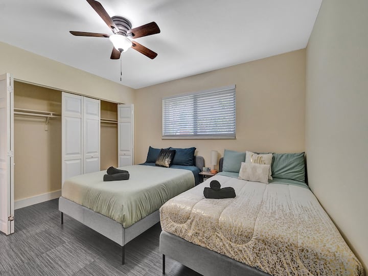 Druhá spálňa má 1 manželskú posteľ Queen a 1 manželskú posteľ, šatník a televízor.