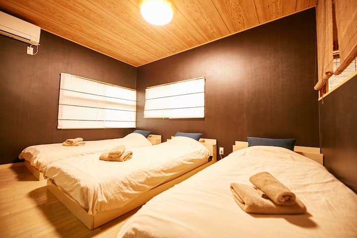 غرفة بسيطة وهادئة مصممة للراحة العميقة.