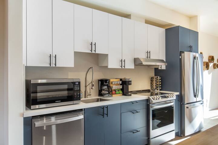 Walk to CapHill 4B4B w/EV Rooftop 6 Beds Sleeps 12 gallery image 2