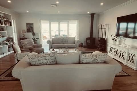 Hidden gem with magnificent view of Oberon Lake