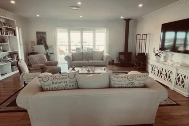Hidden gem with magnificent view of Oberon Lake