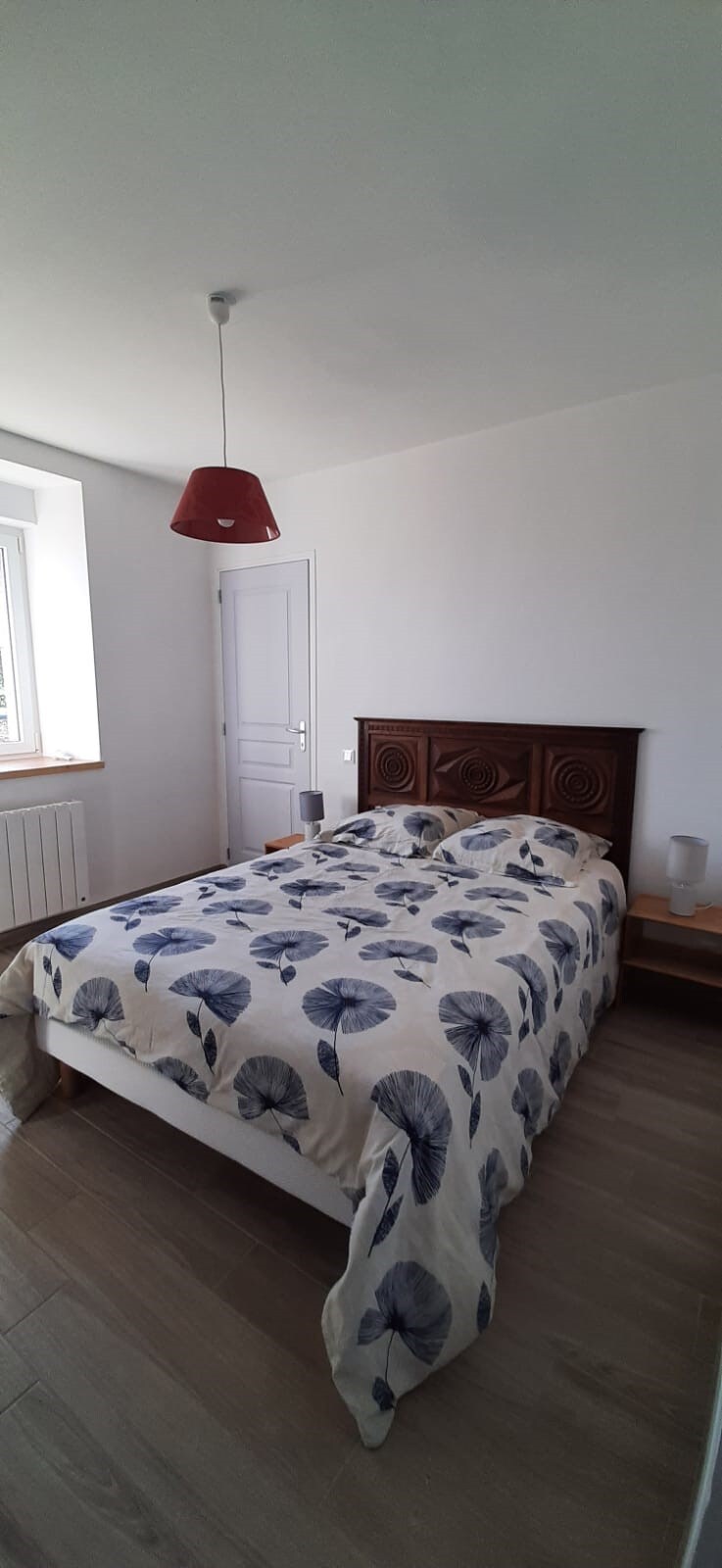 Спална соба со кревет со димензии 190 x 140