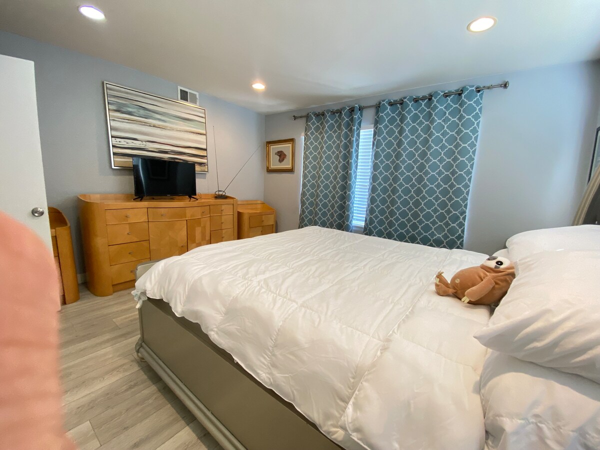 cama tamaño king en la habitación de abajo