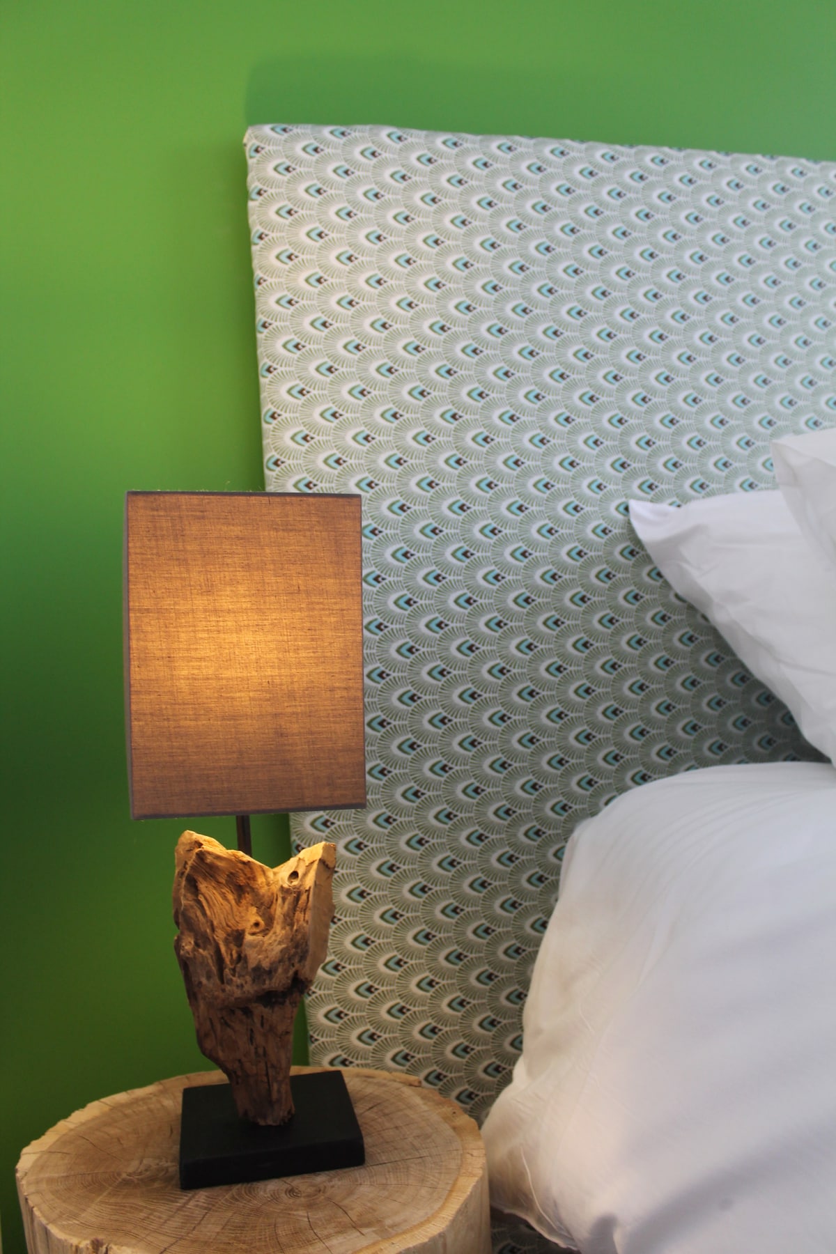 دلل نفسك بشرنقة حقيقية من الاسترخاء في غرفنا المجهزة بأناقة، حيث تلتقي الراحة والحداثة. مثالية للأزواج أو العائلات أو المجموعات، تجمع هذه الغرف بين الخصوصية والأداء الوظيفي.