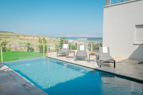 Villa Genesis- Stunning family villa with private pool and dimension