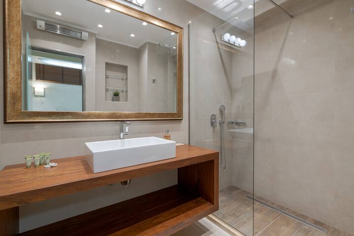 Zeus – Luxenia Suites gallery image 5