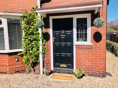 Top Airbnb: Charming 3 bedroom house in South Milford in North Yorkshire