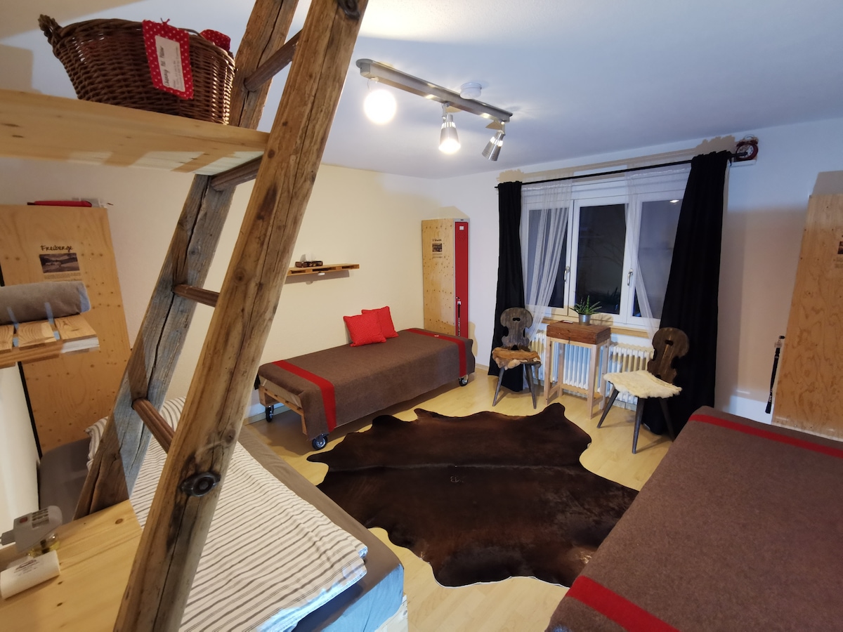 Ოთახი „იურა“ და მისი სააბაზანო მდებარეობს სარდაფში