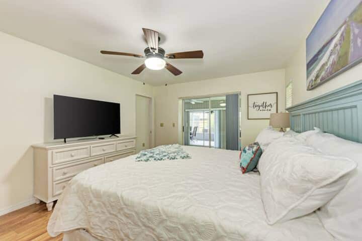 55- инчов смарт телевизор в основната спалня