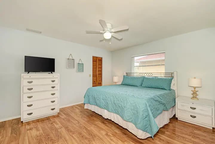 Спалня за гости №1 с двойно легло и дрешник