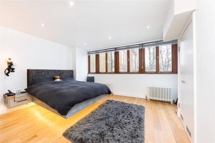 Unique Light-Filled Three-Bedroom Mews House gallery image 5