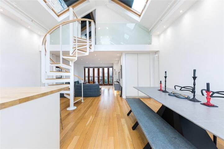Unique Light-Filled Three-Bedroom Mews House gallery image 4