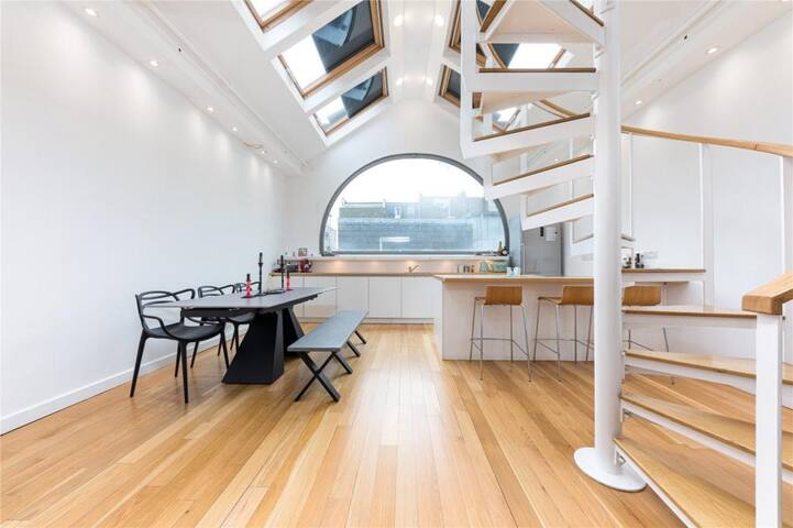 Unique Light-Filled Three-Bedroom Mews House gallery image 2