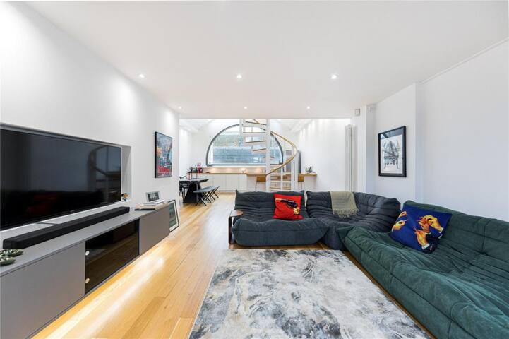 Unique Light-Filled Three-Bedroom Mews House gallery image 3