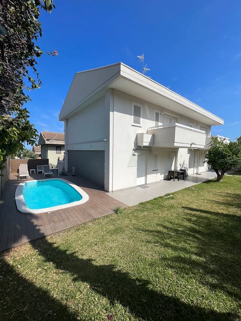 White House - Villa Panoramica With Pool