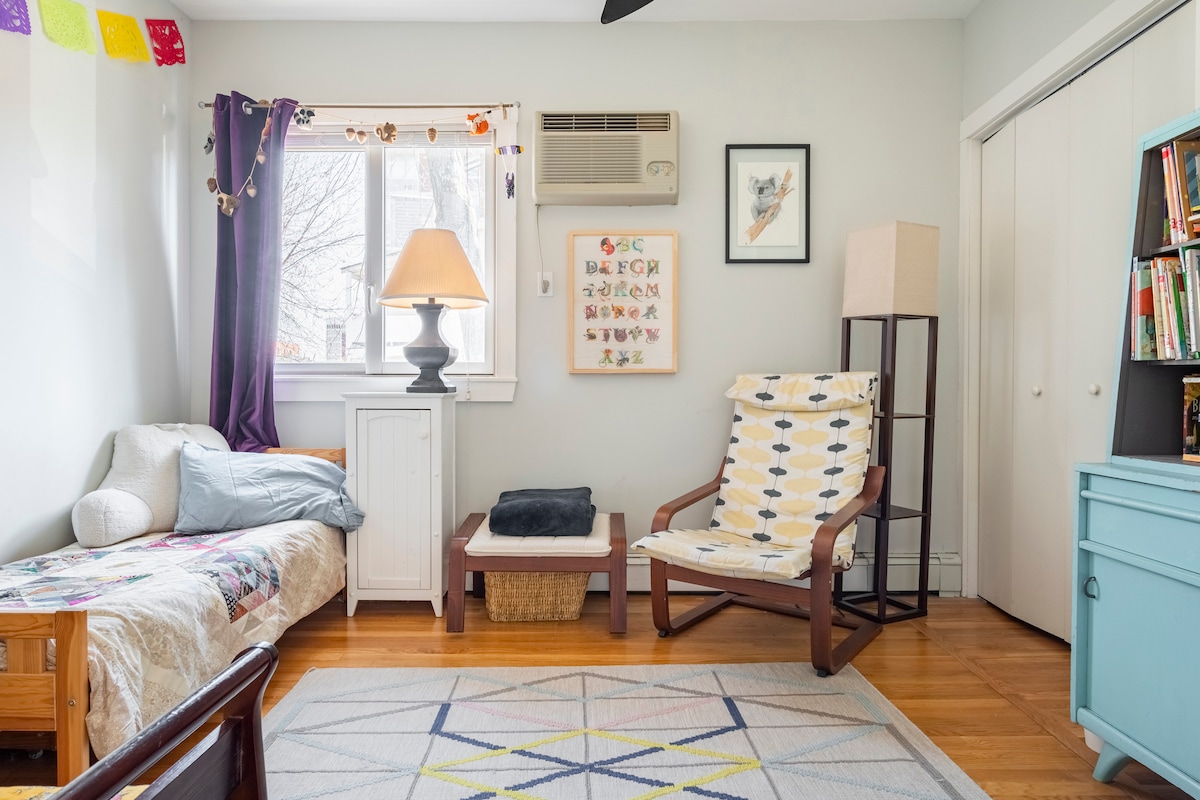 2. spavaća soba s 2 dječija kreveta i MNOGO KNJIGA