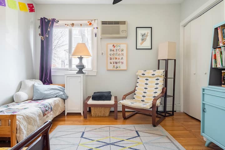 ห้องนอนที่ 2 พร้อมเตียงเด็กเล็ก 2 หลังและหนังสือมากมาย