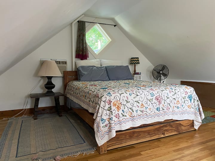 ชั้น 3 พร้อมเตียงควีนไซส์และพื้นที่ทำงาน ไม่มีประตูที่บันไดดังนั้นเราจึงไม่แนะนำให้นอนที่นี่หากคุณไวต่อแสงหรือเสียง