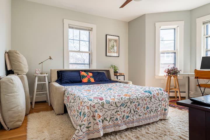 ห้องนอนที่ 3 ซึ่งทำหน้าที่เป็นห้องเด็กเล่นห้องดูทีวีและห้องทำงาน โซฟาเบดเป็นแบรนด์เครื่องหนังอเมริกันติดตั้งได้ง่ายและสะดวกสบายมาก ที่นอนควีนไซส์ประมาณ