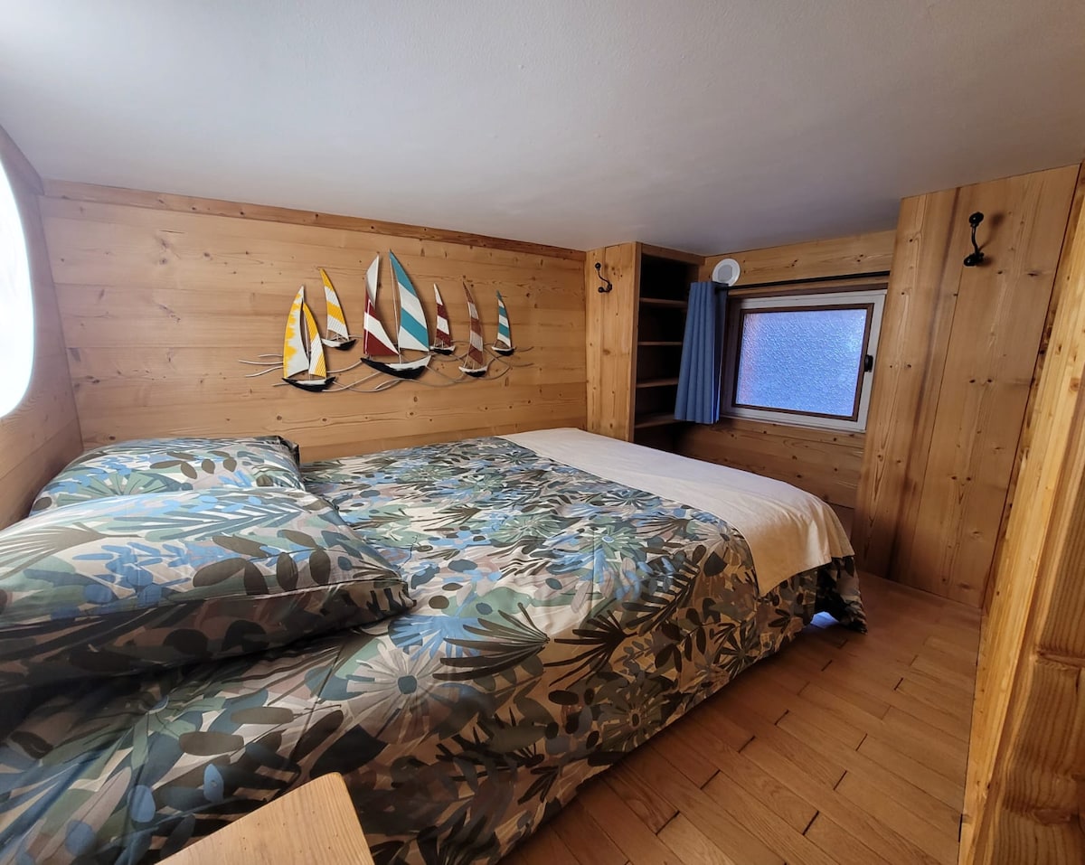 პირველი საძინებელი ორი ადამიანისთვის (ეს ჩემი ოთახი იყო, როცა ბინაში ვცხოვრობდი)