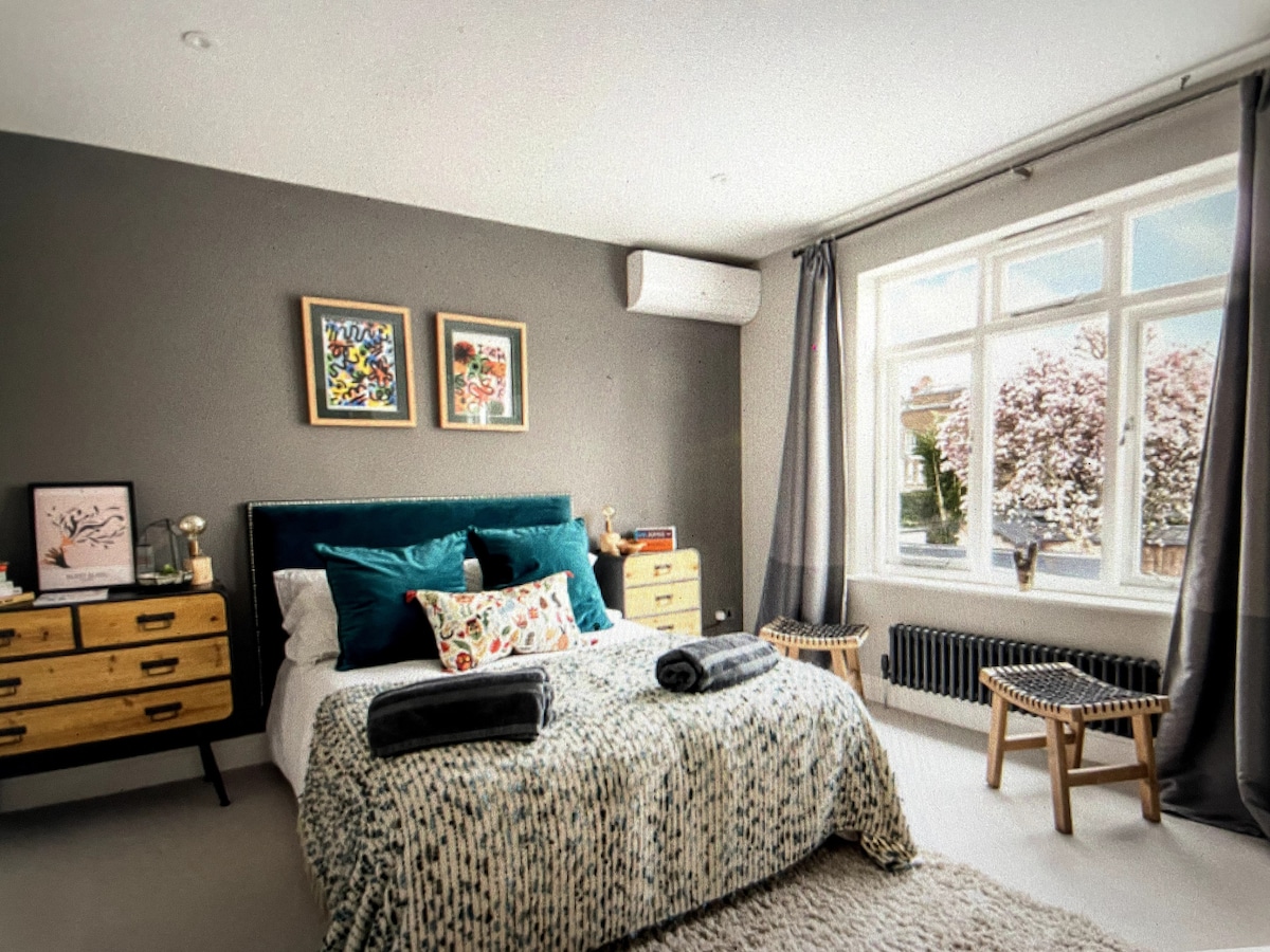 kusini inakabiliwa na utulivu jua chumba na en suite