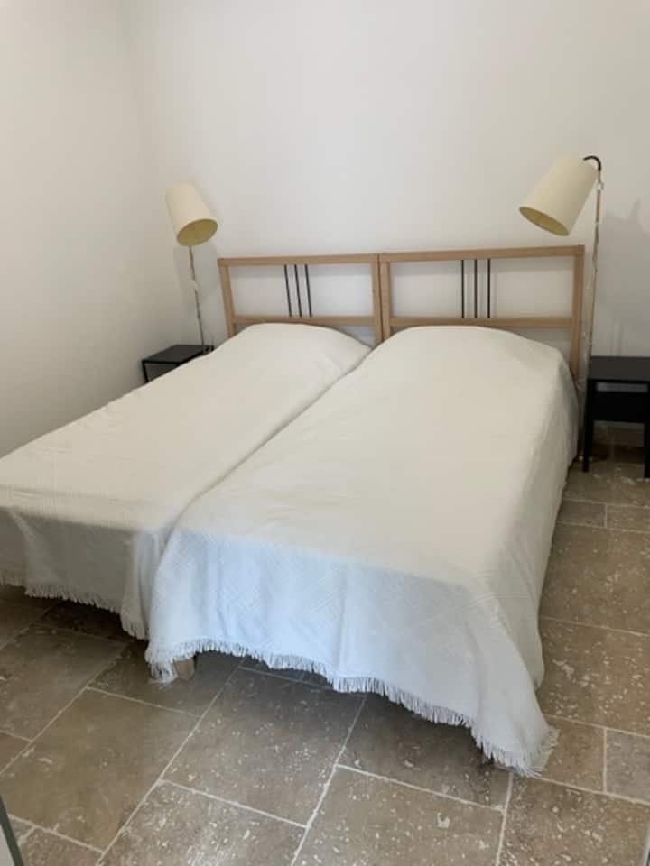 Deux lits séparés dans une des chambres