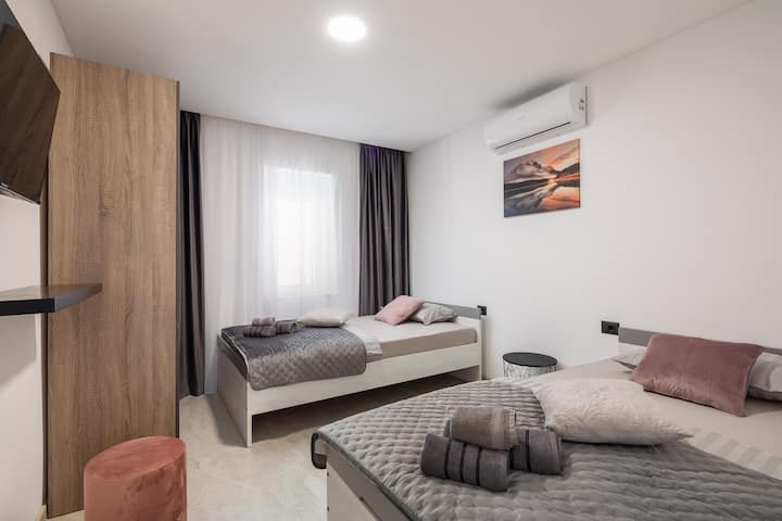 Dhomë gjumi me dy krevate tek  (secili 120x200)