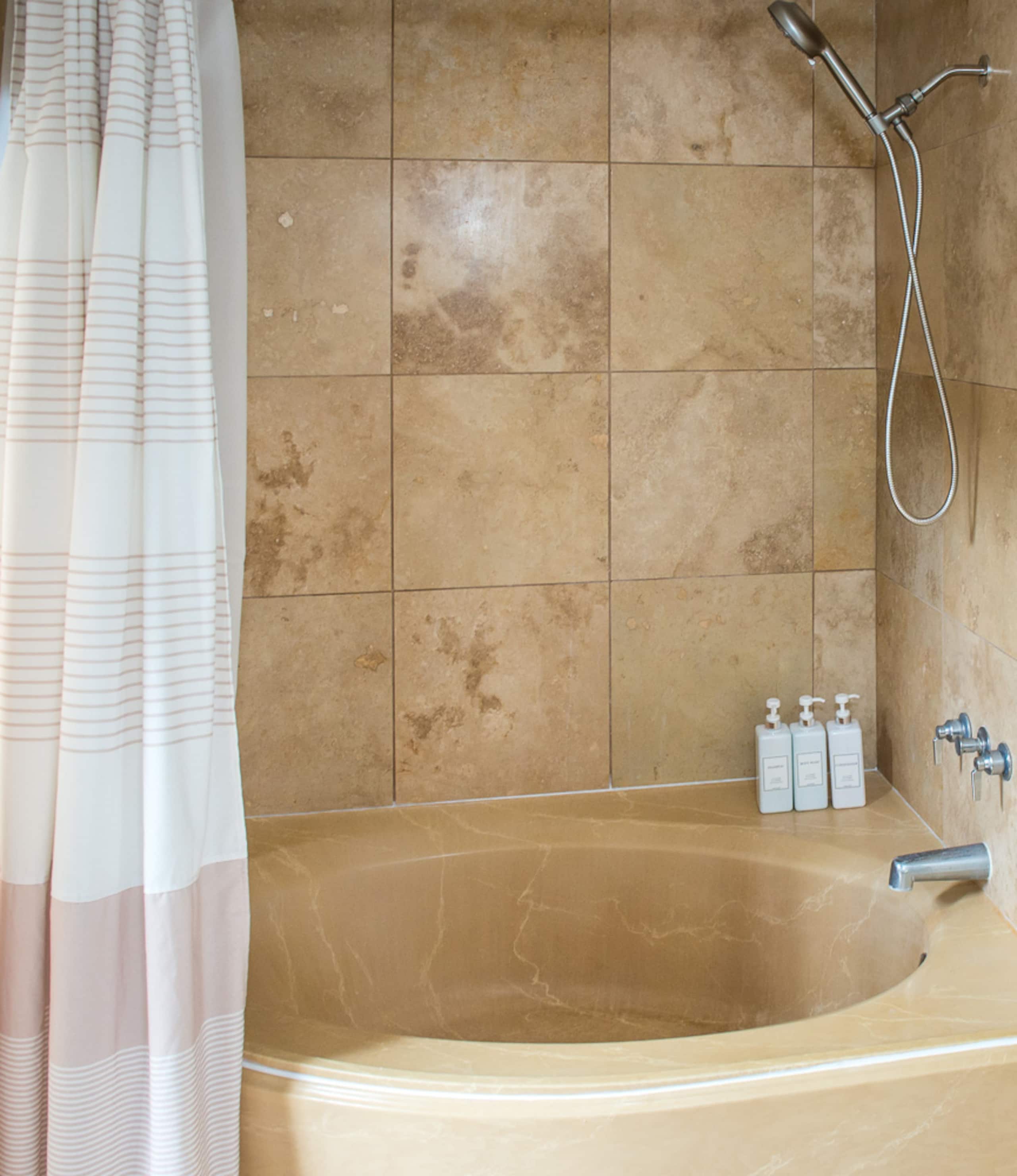 Two king bed suites close to Hanalei Bay and shops - Photo 15