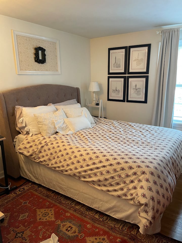 Удобен матрак с двойно легло queen size.