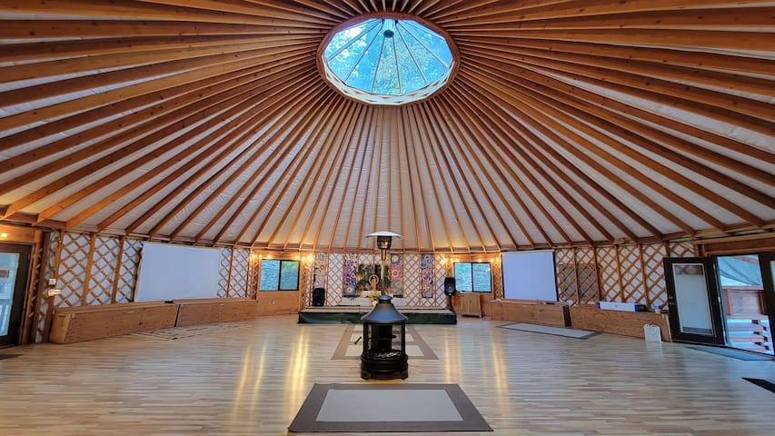 Wrightwood Cabin Facility for large retreat groups