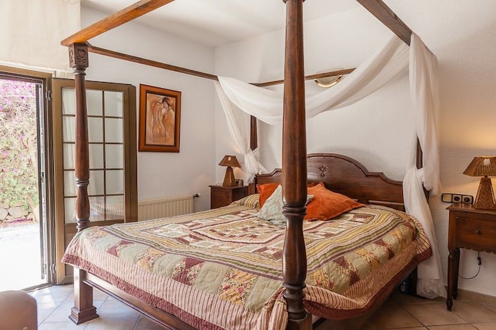 Soverom i hovedetasjen. Har eget bad med dusj. Utgang til terrasse. Har plass til barneseng. 