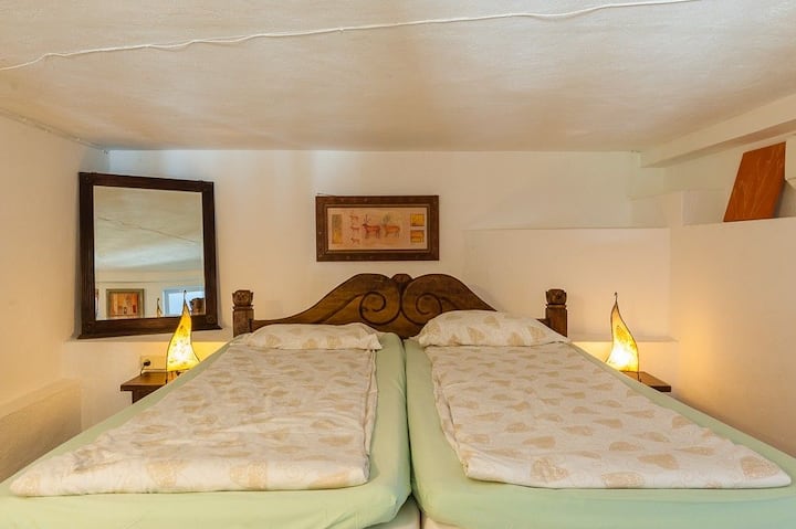 Soverom i underetasjen. Har tilgang til eget bad med dusj. 