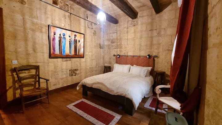 მთავარი საძინებელი 150–179 სმ ზომის საწოლით