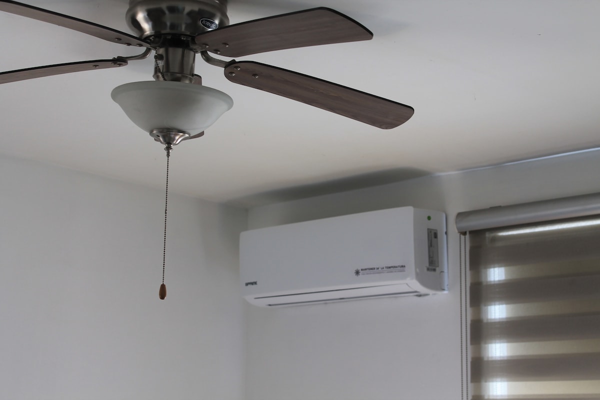  ผ้าห่มผ้าขนหนูตู้เสื้อผ้าพัดลมและมินิสปลิต (เย็นและร้อน)