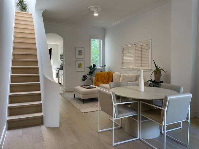 Stunning Upscale Toronto – Historic Home/ Hot Tub gallery image 2