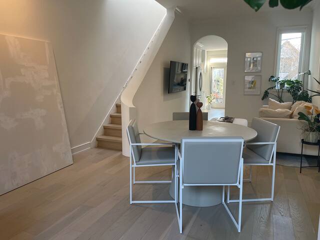 Stunning Upscale Toronto – Historic Home/ Hot Tub gallery image 5