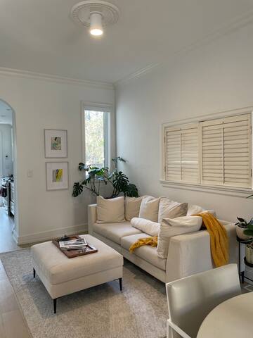 Stunning Upscale Toronto – Historic Home/ Hot Tub gallery image 3