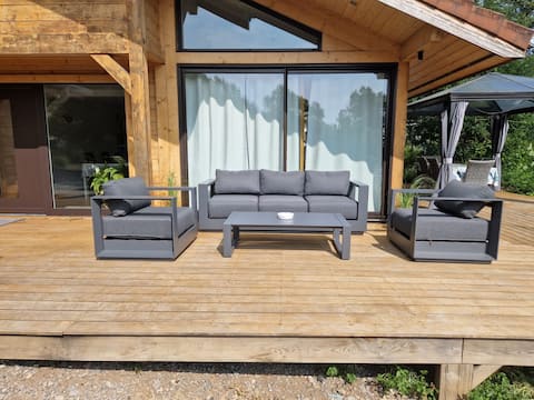 Beautiful cottage between lakes and mountains.