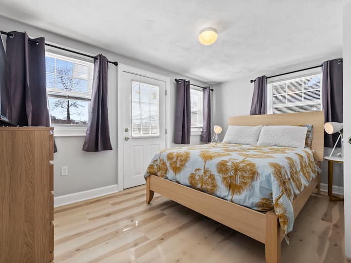 dormitorio tamaño queen con acceso a la terraza exterior, dormitorio en el segundo piso