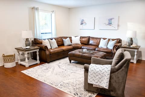 Popular Airbnb listing: Fairhope AL, 2BR, Bikes, <1mile to Downtown, Pets! in Fairhope