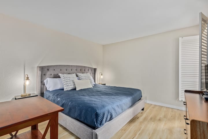 Condominio de un dormitorio con cama tamaño king.