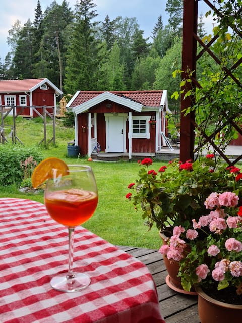 Cute Cottage 1