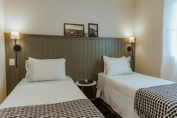 Camera con due letti singoli, appoggiati a una doppia
Ha un materasso che viene da sotto il letto a sinistra ed è al centro o può essere posizionato in salotto!
Ha una tenda e un paralume elettronico ed è azionato attraverso una presa laterale della finestra!