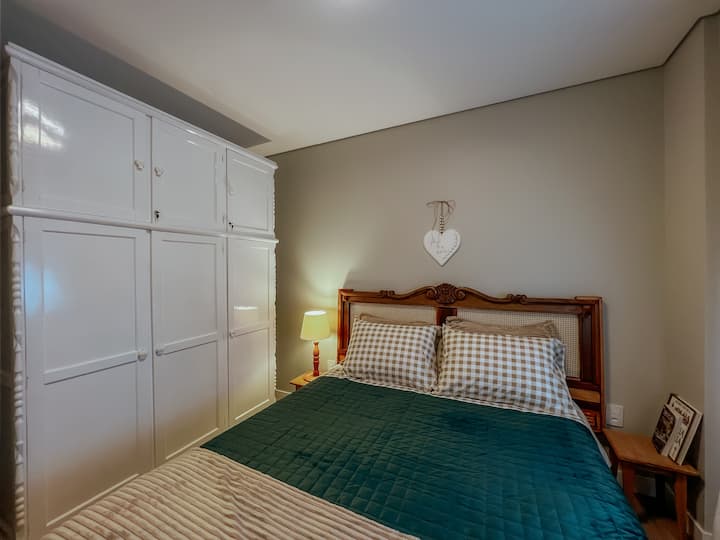 Ha un materasso a due piazze sotto il letto, che può essere estratto dal lato del letto o posizionato nel soggiorno!
All'interno l'armadio è dotato di appendiabiti, vasca da bagno per bambini, piumini e coperte! 