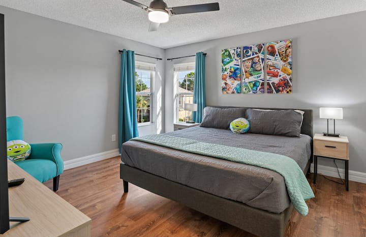 Pixar king room with en suite bathroom